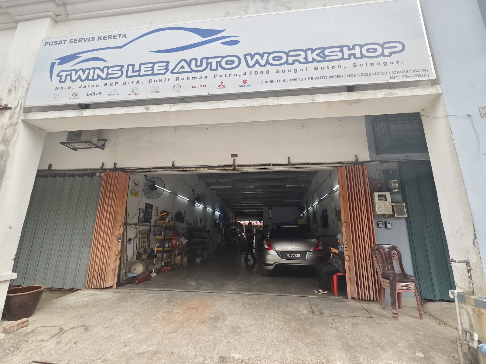 TWINS LEE AUTO WORKSHOP 2