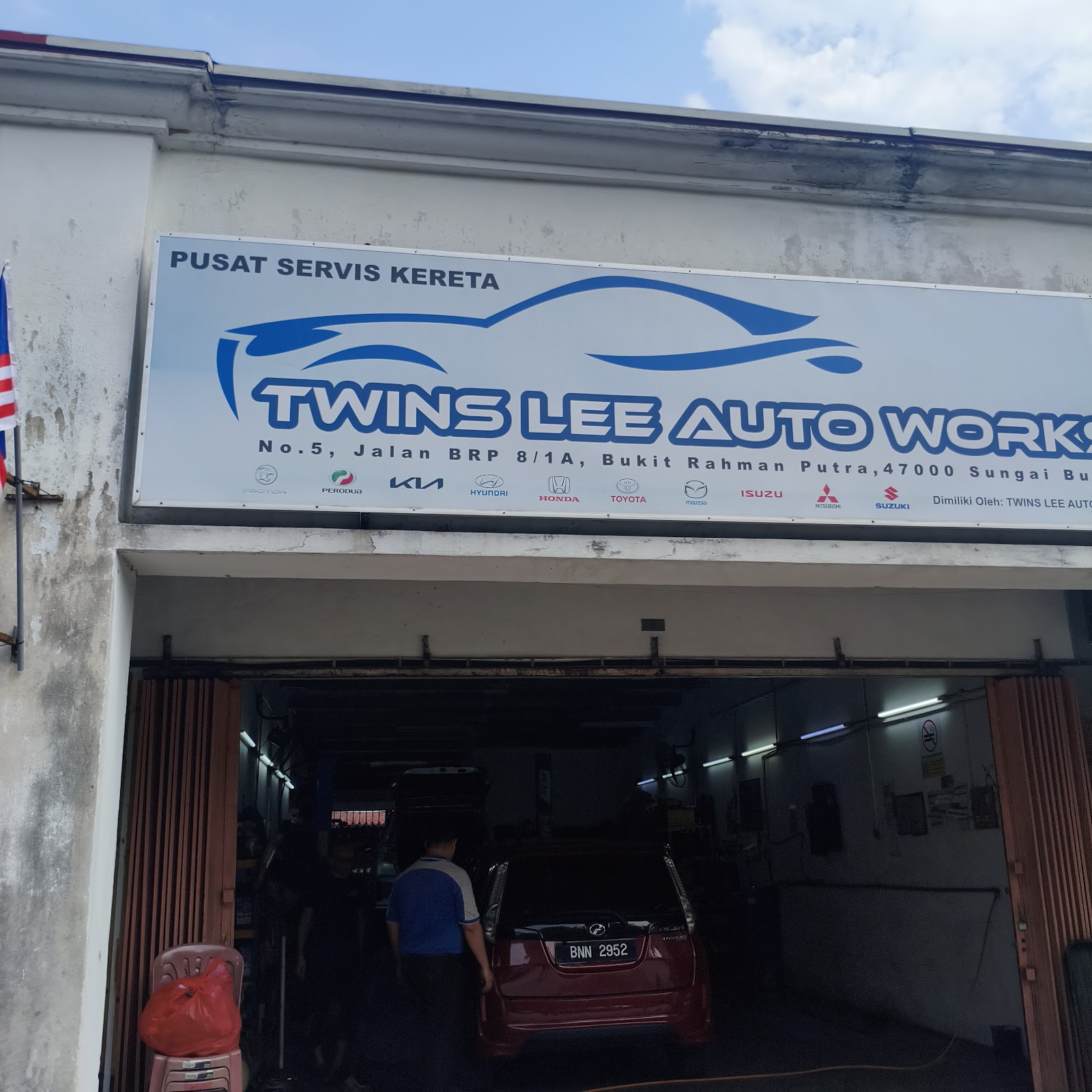 TWINS LEE AUTO WORKSHOP 3