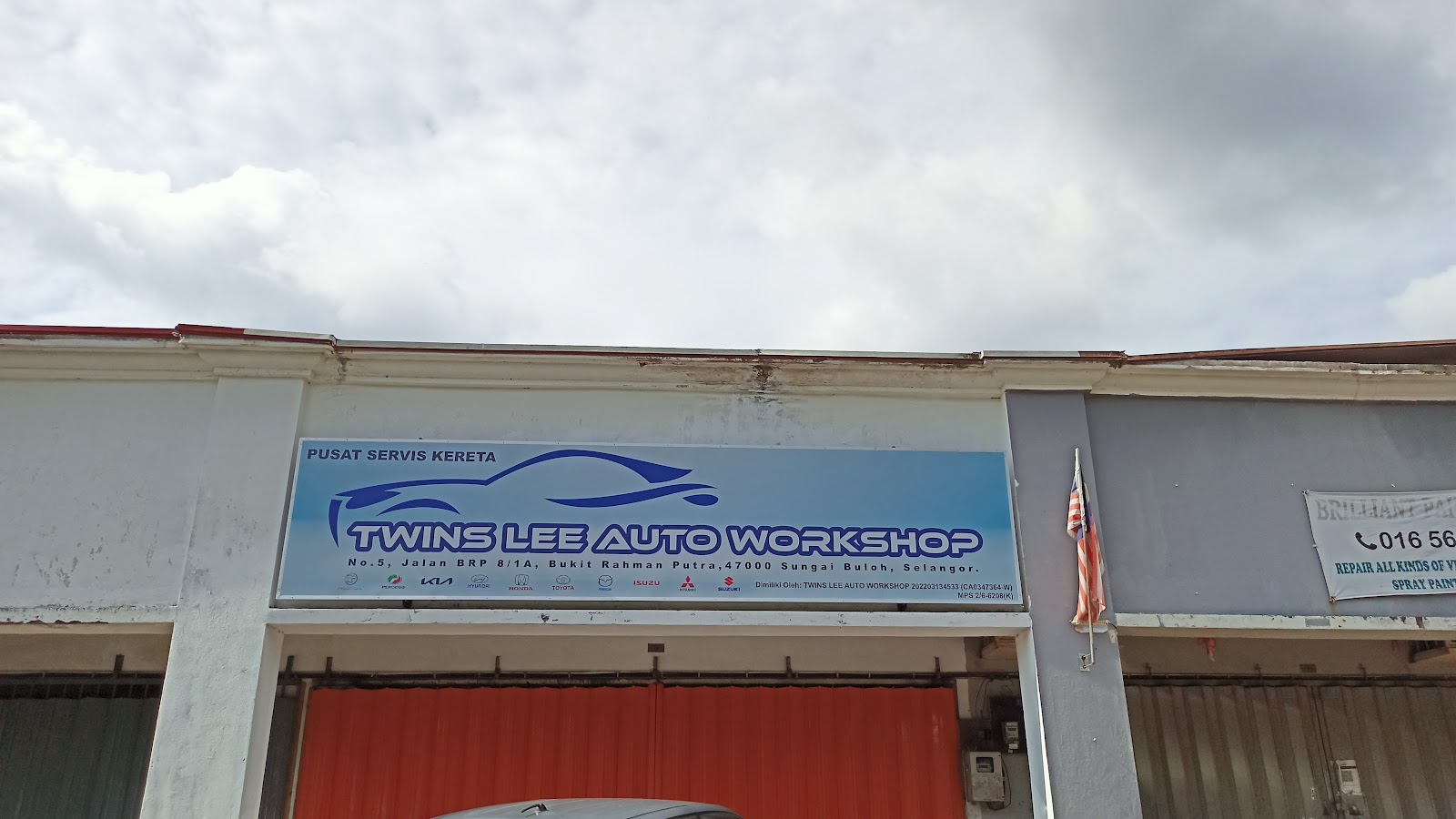 TWINS LEE AUTO WORKSHOP 4
